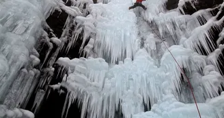 Cascade_de_glace_depuis_le_Pont_Baudin Cascade_de_glace_depuis_le_Pont_Baudin