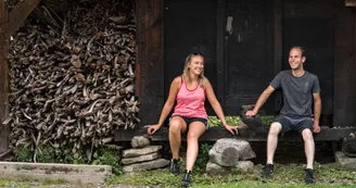 Couple faisant une pause dans un hameau de Montaimont