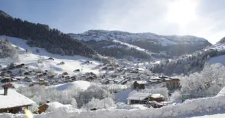 vue d'Arêches depuis les Carroz