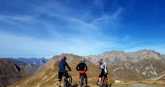 Colomban noir en VTT à Valloire