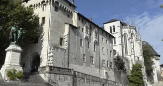 Façade principale du chateau des ducs