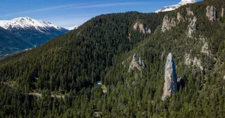 Vue sur le monolithe de Sardières Vue sur le monolithe de Sardières