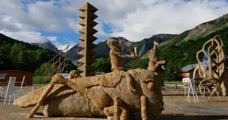 Sculptures de paille et foin au départ de la balade des verneys à pratier Sculptures de paille et foin au départ de la balade des verneys à pratier