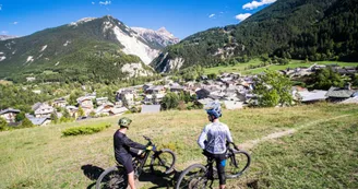 Cross country surplombant Val Cenis Bramans