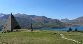 Vue sur la pyramide du Mont Cenis et son lac Vue sur la pyramide du Mont Cenis et son lac