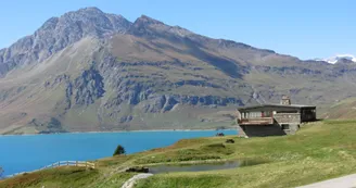Vue sur la maison Franco-Italienne depuis le jardin montagnard Vue sur la maison Franco-Italienne depuis le jardin montagnard