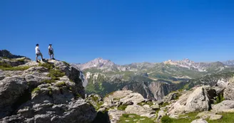 Enfants sur le circuit refuge du Grand Bec (par Fontaine Froide) - Planay