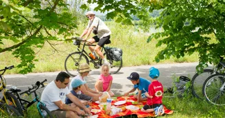 Pique-nique en famille à Belley sur ViaRhôna