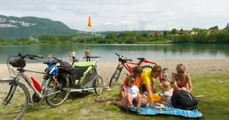 Pause vélo au bord du lac de Glandieu sur ViaRhôna
