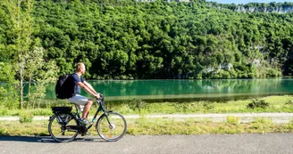 Vélo sur ViaRhôna dans le Haut-Rhône près de Bugey