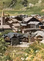 Vue ensoleillée sur le village de Val d'Isère et son clocher depuis le sentier balcon des Barmettes.