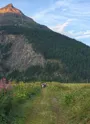 Coureurs en direction de la vallée du Ribon avec le soleil couchant sur la pointe de Soliet