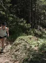 Traileuse en pleine côte dans la forêt