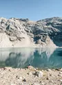 Pause fraicheur pour un traileur devant le lac d'Ambin
