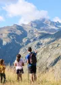Randonneurs face au Glacier de Saint Sorlin