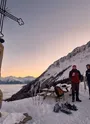 Randonneurs en raquettes prenant une pause au Col d'Arves