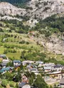 Vue sur le village d'Avrieux avec les forts de l'Esseillon qui domiment en arrière plan