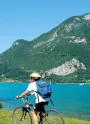 Cycliste sur les rives du lac d'Annecy
