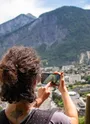 Randonneuses profitant de la vue de Saint-Jean-de-Maurienne.