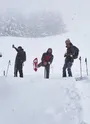 Des amis sur le chemin du Col d'Arves en raquettes