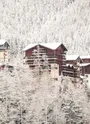 Vue sur Valfréjus entourées de son écrin de végétation sous la neige