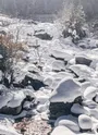 Ruisseau enneigé sur l'itinéraire Les Herbiers
