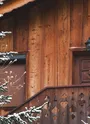 Chalet sur la station de La Norma entouré de sapin saupoudrer de neige