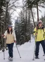 2 femmes en raquettes dans la foret en Haute Maurienne Vanoise