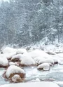 Rivière sous la neige