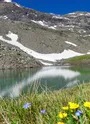 Randonneur en pause au Lac du Pys sur le sentier balcon du carro