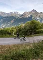 Vttistes dans la montée du Mélézet au milieu de la foret