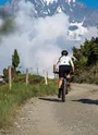 Vttiste sur un sentier cross-country avec la parrachée en face