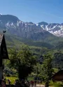 Cycliste devant les Aiguilles d'Arves à Albiez-Montrond.