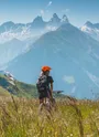 VTTiste qui contemple la vue sur les Aiguilles d'Arves, au Corbier