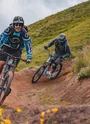 Deux VTTistes sur la piste de VTT DH La Saute Mouton au Corbier