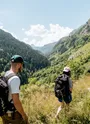 Randonneurs dans les prés