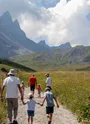 Famille devant les Aiguilles d'Arves